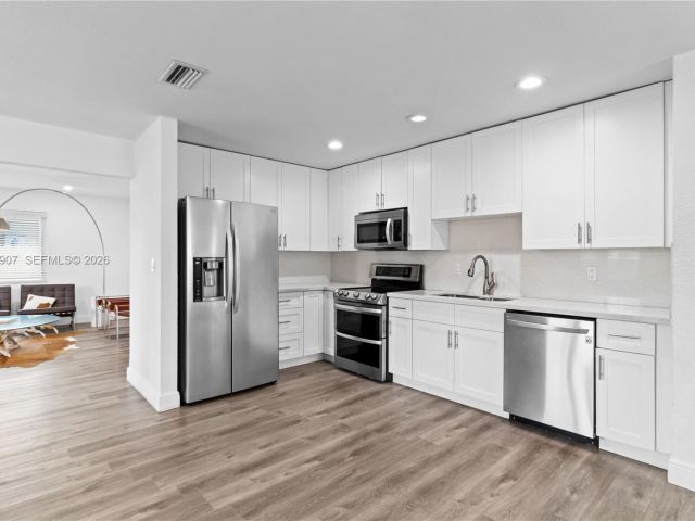 Продажа дома по адресу 10360 SW 24th St - фото 7449059