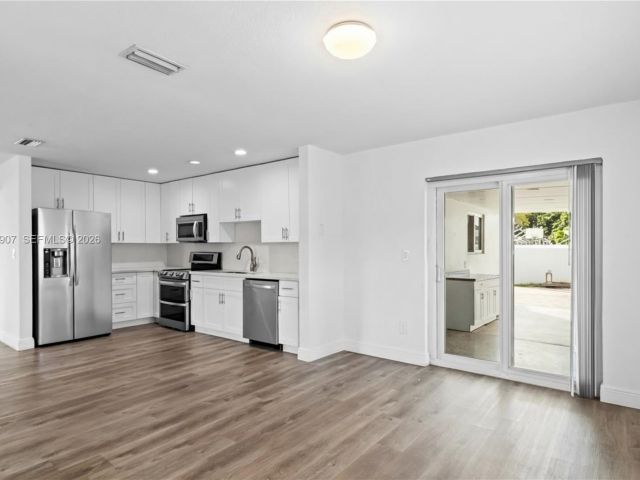 Продажа дома по адресу 10360 SW 24th St - фото 7449063