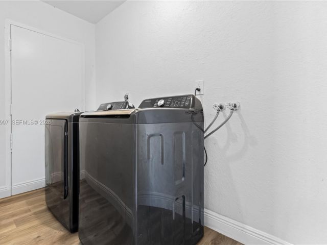 Продажа дома по адресу 10360 SW 24th St - фото 7449069