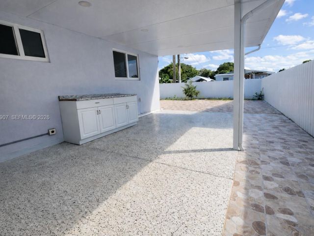 Продажа дома по адресу 10360 SW 24th St - фото 7449070