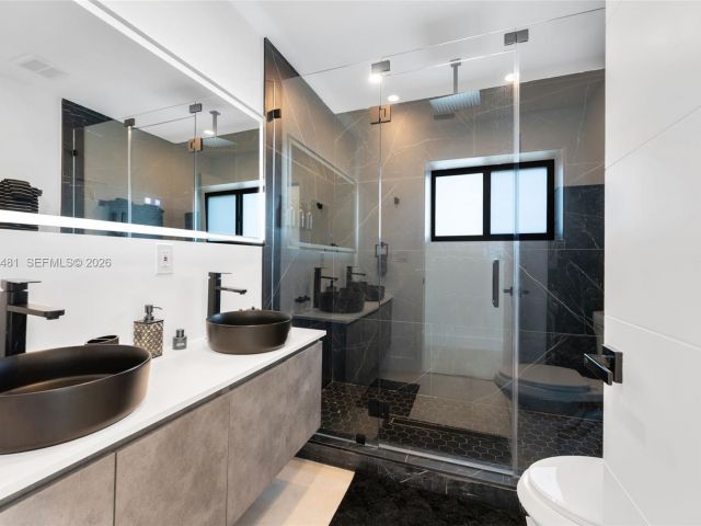 Дом в аренду по адресу 231 NE 45th St 231 - фото 7449484