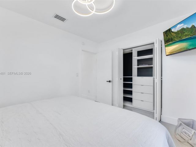 Дом в аренду по адресу 231 NE 45th St 231 - фото 7449486