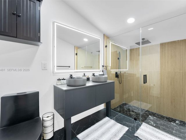 Дом в аренду по адресу 231 NE 45th St 231 - фото 7449488