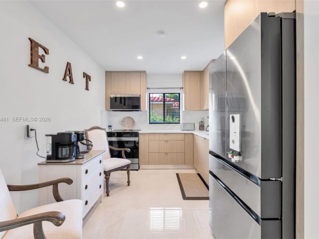 Дом в аренду по адресу 231 NE 45th St 231 - фото 7449492