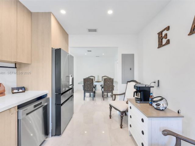 Дом в аренду по адресу 231 NE 45th St 231 - фото 7449493