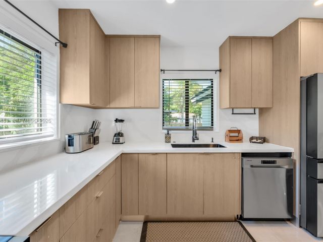 Дом в аренду по адресу 231 NE 45th St 231 - фото 7449494