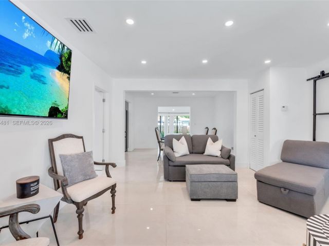 Дом в аренду по адресу 231 NE 45th St 231 - фото 7449496