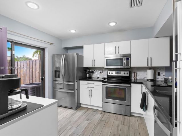 Продажа дома по адресу 2900 NW 69th Ct - фото 7483564