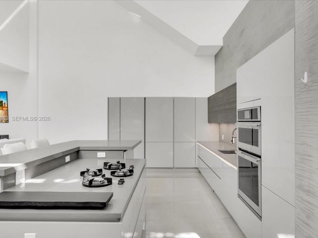 Дом в аренду по адресу 7830 Atlantic Way - фото 7469445