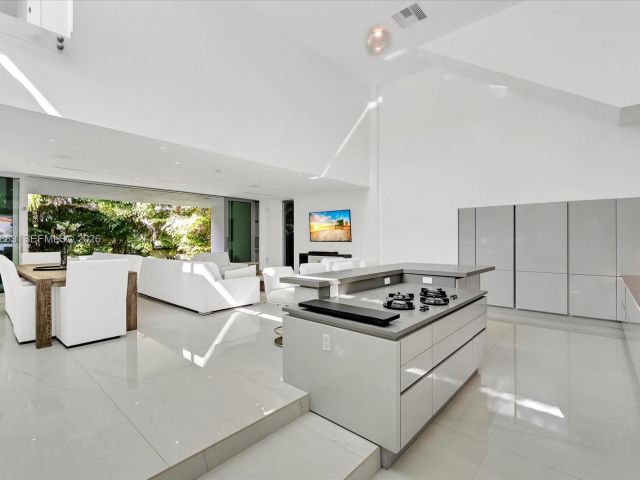 Дом в аренду по адресу 7830 Atlantic Way - фото 7469447