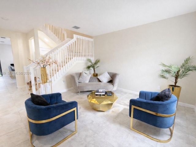 Дом в аренду по адресу 323 NE 208th Ter 0 - фото 7449380