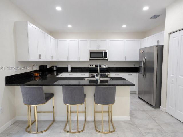 Дом в аренду по адресу 323 NE 208th Ter 0 - фото 7449381