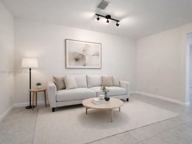 Дом в аренду по адресу 323 NE 208th Ter 0 - фото 7449382