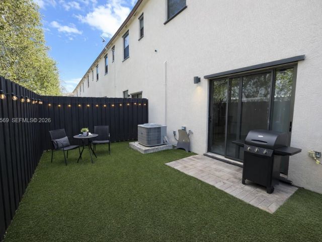 Дом в аренду по адресу 323 NE 208th Ter 0 - фото 7449384