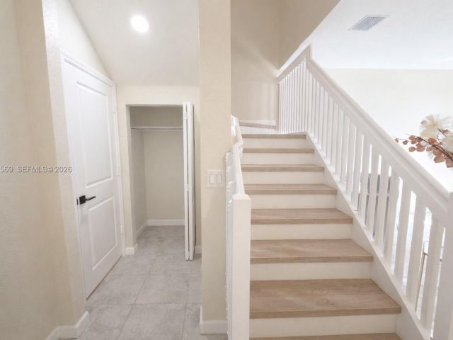 Дом в аренду по адресу 323 NE 208th Ter 0 - фото 7449385