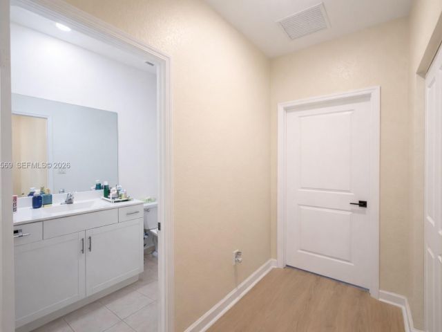 Дом в аренду по адресу 323 NE 208th Ter 0 - фото 7449389