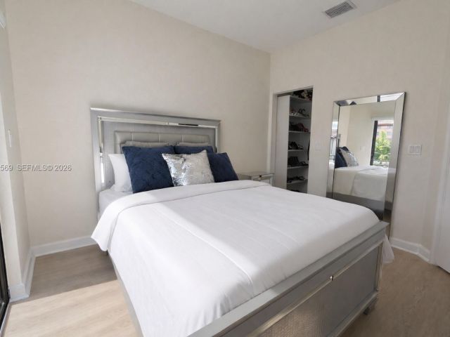 Дом в аренду по адресу 323 NE 208th Ter 0 - фото 7449391