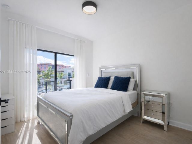 Дом в аренду по адресу 323 NE 208th Ter 0 - фото 7449392