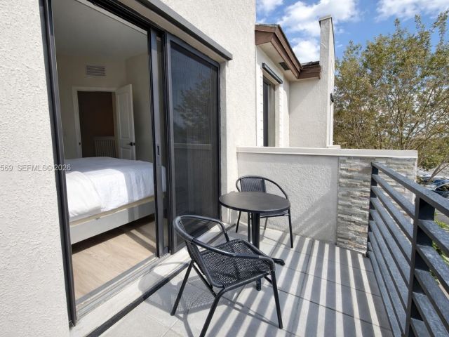 Дом в аренду по адресу 323 NE 208th Ter 0 - фото 7449393