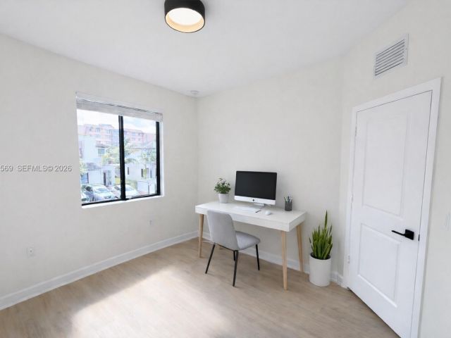 Дом в аренду по адресу 323 NE 208th Ter 0 - фото 7449398