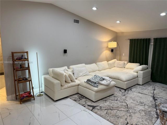 Дом в аренду по адресу 20888 Sugarloaf Ln - фото 7453101