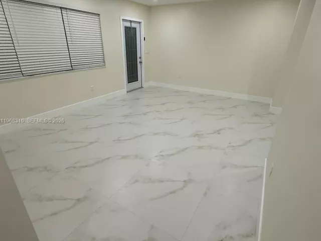 Дом в аренду по адресу 951 NE 50th Ct 1 - фото 7450685