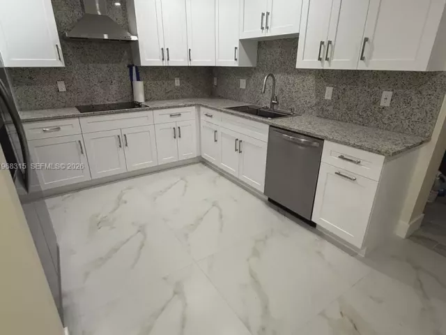 Дом в аренду по адресу 951 NE 50th Ct 1 - фото 7450675