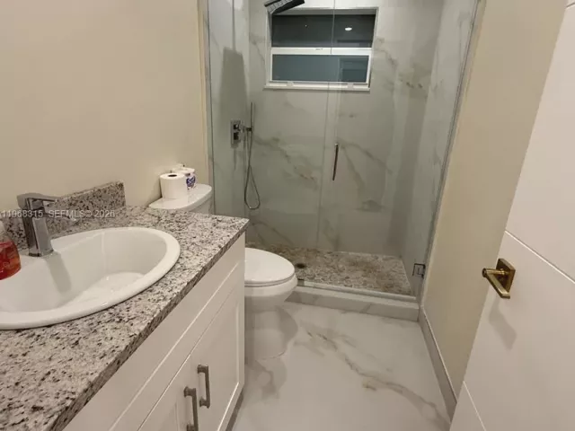 Дом в аренду по адресу 951 NE 50th Ct 1 - фото 7450676