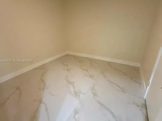 Дом в аренду по адресу 951 NE 50th Ct 1 - фото 7450677