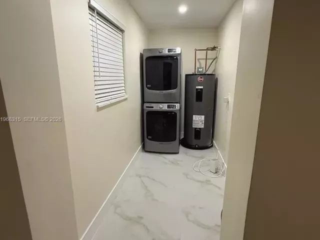 Дом в аренду по адресу 951 NE 50th Ct 1 - фото 7450678