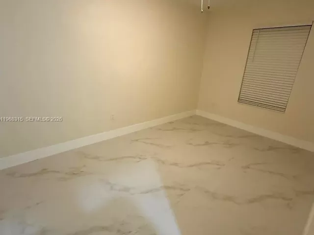 Дом в аренду по адресу 951 NE 50th Ct 1 - фото 7450680