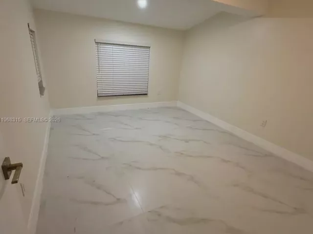 Дом в аренду по адресу 951 NE 50th Ct 1 - фото 7450682