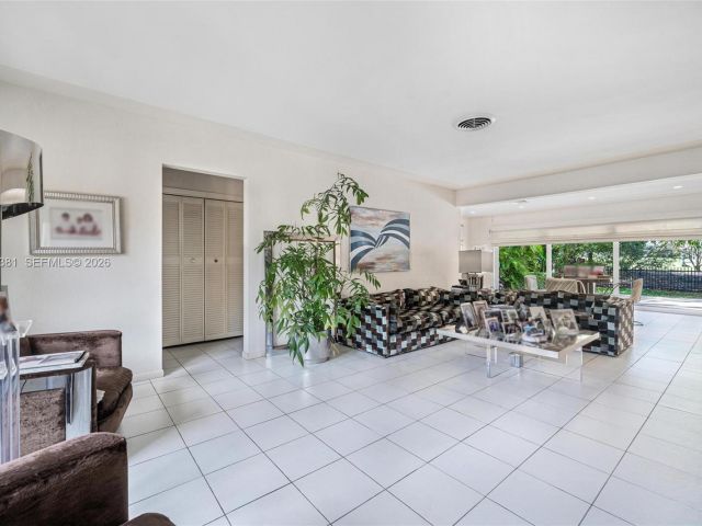 Продажа дома по адресу 5220 La Gorce Dr - фото 7469479