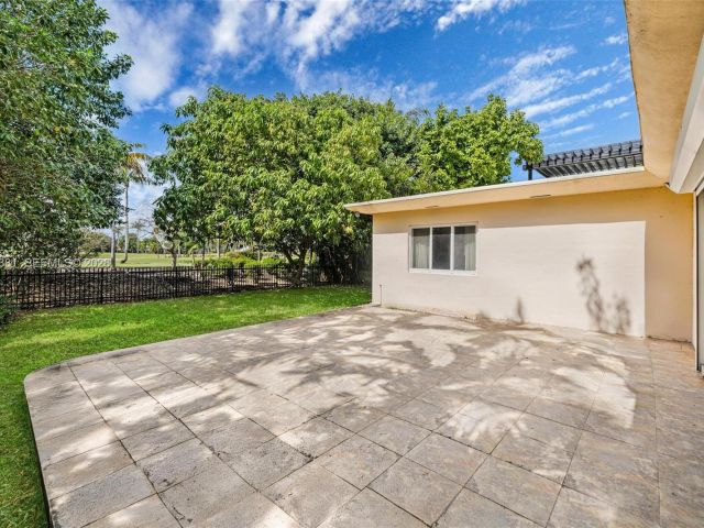 Продажа дома по адресу 5220 La Gorce Dr - фото 7469483