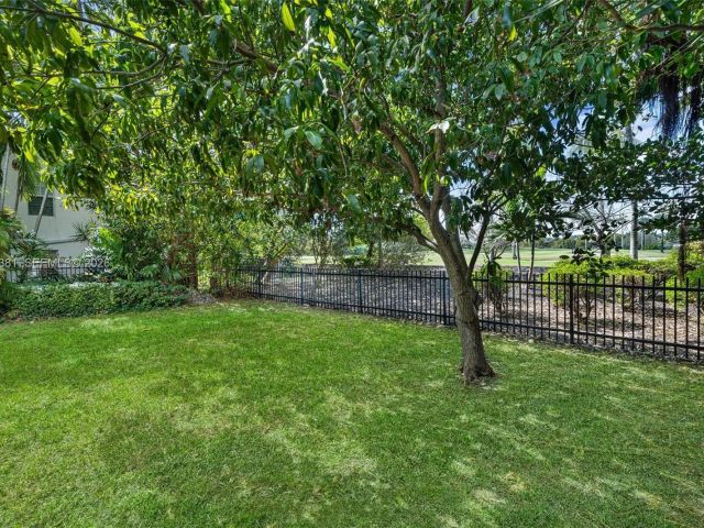 Продажа дома по адресу 5220 La Gorce Dr - фото 7469486