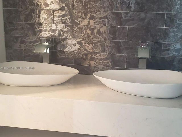 Продажа дома по адресу 412 NW 72nd St - фото 7453493