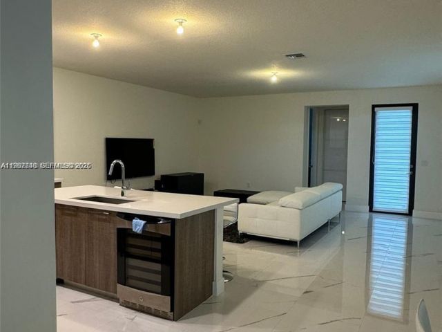 Дом в аренду по адресу 10376 NW 76th Ter - фото 7486445