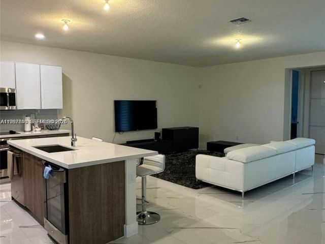 Дом в аренду по адресу 10376 NW 76th Ter - фото 7486446