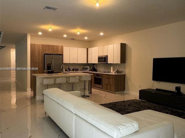 Дом в аренду по адресу 10376 NW 76th Ter - фото 7486448