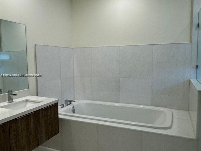 Дом в аренду по адресу 10376 NW 76th Ter - фото 7486451