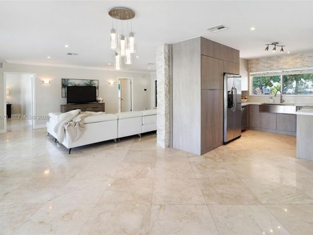 Дом в аренду по адресу 2031 NE 14th Ct - фото 7483260