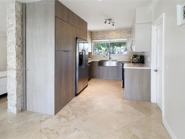 Дом в аренду по адресу 2031 NE 14th Ct - фото 7483266