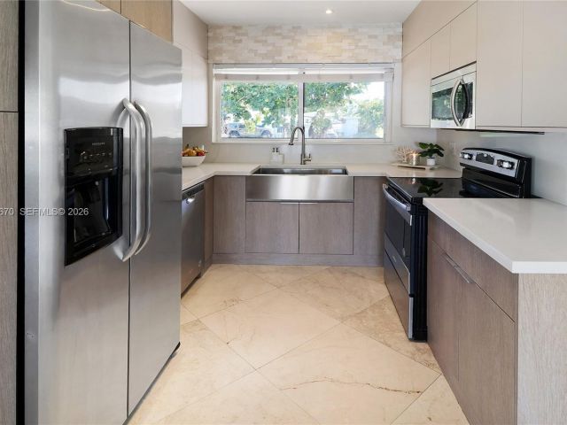 Дом в аренду по адресу 2031 NE 14th Ct - фото 7483267