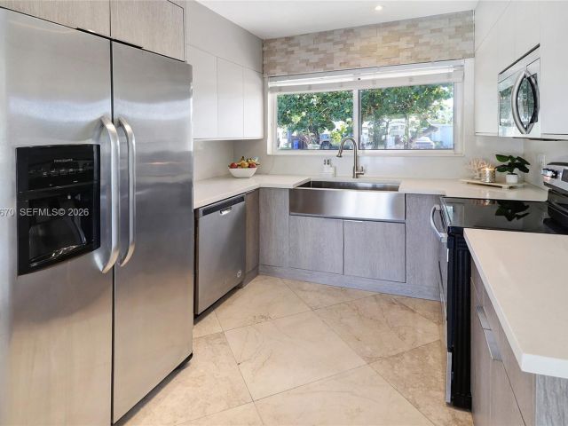 Дом в аренду по адресу 2031 NE 14th Ct - фото 7483268