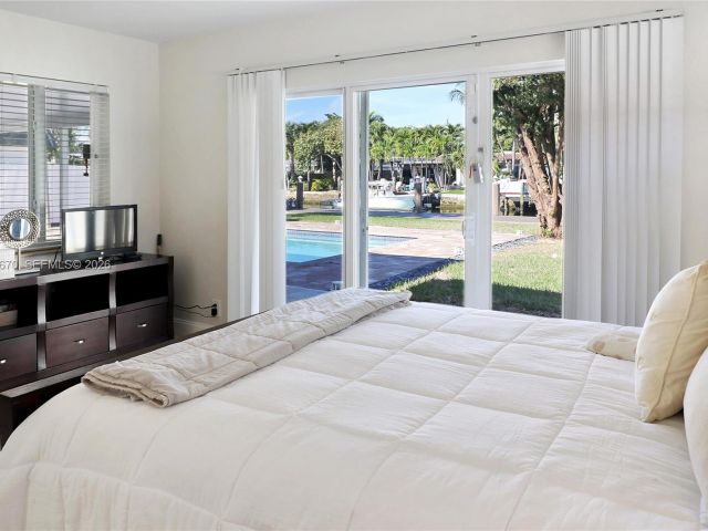 Дом в аренду по адресу 2031 NE 14th Ct - фото 7483270