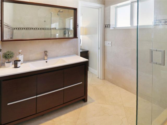 Дом в аренду по адресу 2031 NE 14th Ct - фото 7483272