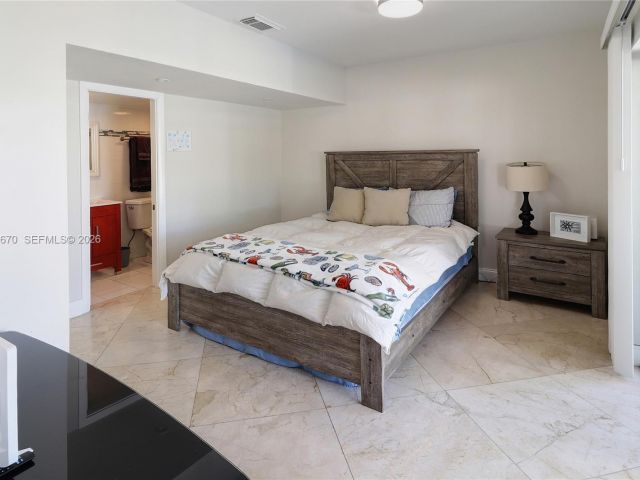 Дом в аренду по адресу 2031 NE 14th Ct - фото 7483273