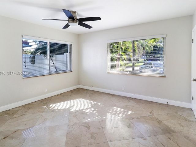 Дом в аренду по адресу 2031 NE 14th Ct - фото 7483276