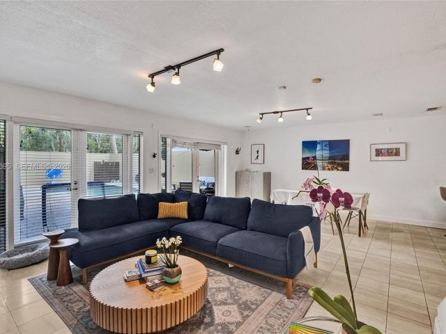 Дом в аренду по адресу 3087 Shipping Ave - фото 7449972