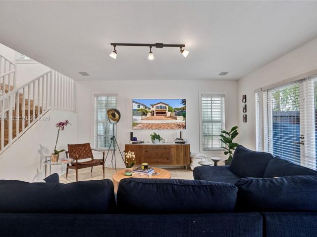 Дом в аренду по адресу 3087 Shipping Ave - фото 7449977